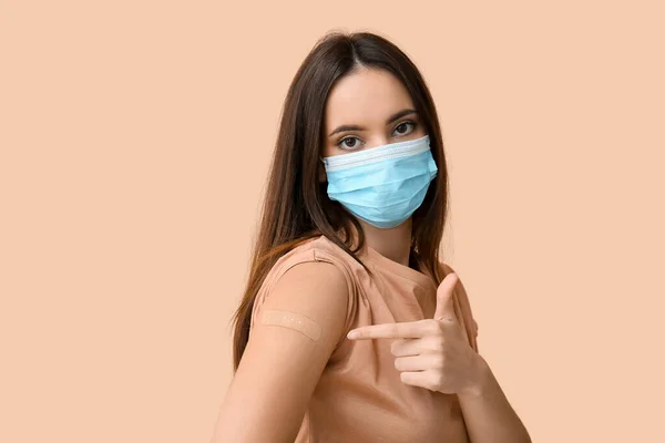 Young Woman Mask Pointing Applied Medical Patch Beige Background — Stock Photo, Image