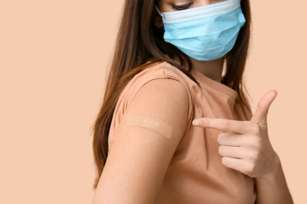 Young Woman Mask Pointing Applied Medical Patch Beige Background — Stock Photo, Image