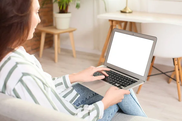 Mulher Com Laptop Verificando Caixa Entrada Quarto Conceito Mail — Fotografia de Stock
