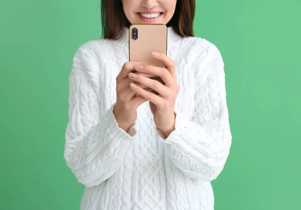 Smiling Woman Mobile Phone Reading Message Green Background Closeup — Stock Photo, Image