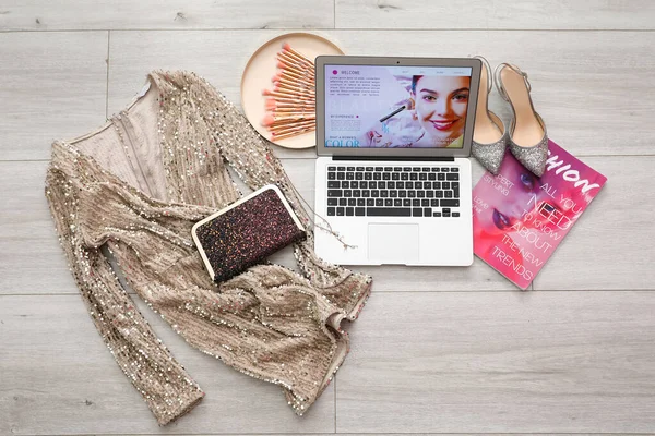 Laptop Med Modemagasin Och Accessoarer Till Skönhetsbloggare Trägolv Hemma — Stockfoto