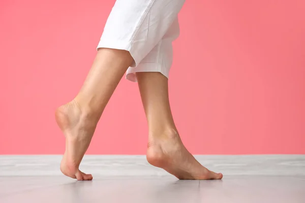 ピンクの壁の近くの女性裸の足 — ストック写真