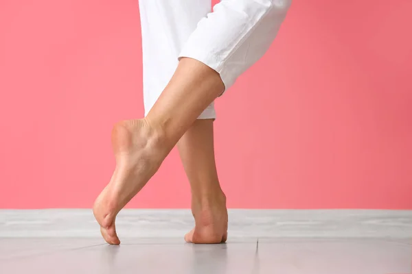 Weibliche Nackte Füße Nahe Rosa Wand Rückansicht — Stockfoto