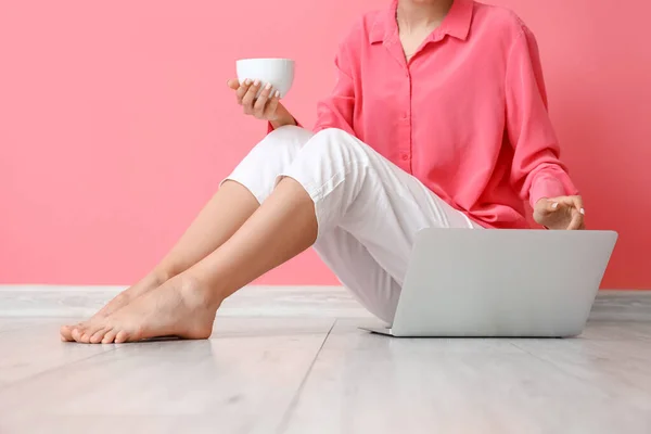 Barefoot Woman Cup Tea Laptop Sitting Pink Wall — Stock Photo, Image