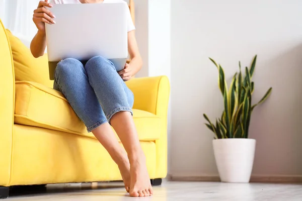 Mulher Descalça Com Laptop Sentado Sofá Casa — Fotografia de Stock