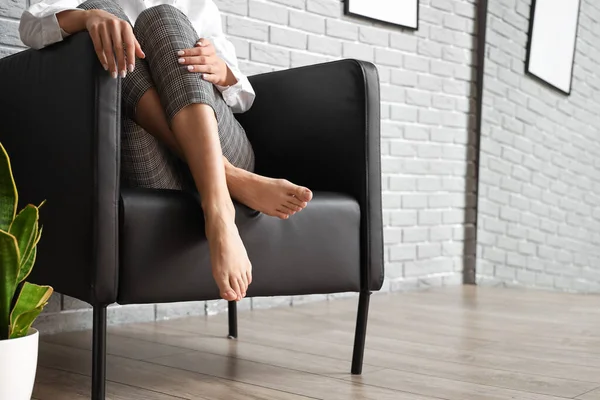 Barfüßige Geschäftsfrau Sitzt Hause Sessel — Stockfoto