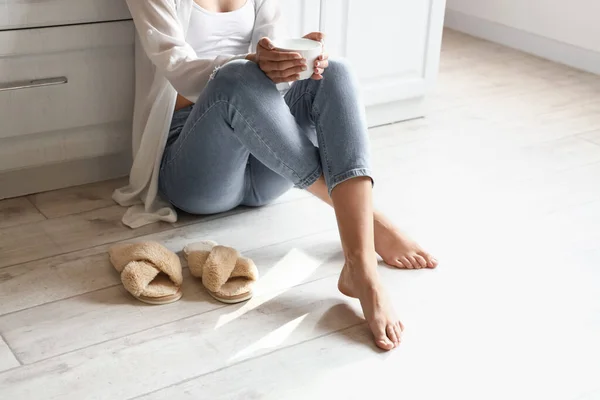 Mulher Descalça Com Chinelos Sentados Chão Cozinha — Fotografia de Stock