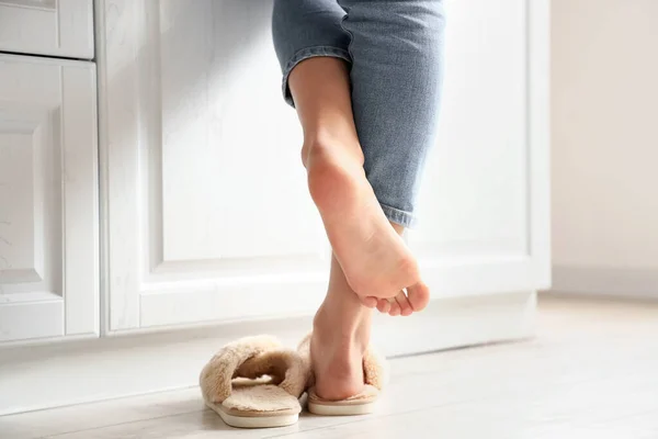 Mulher Descalça Com Chinelos Cozinha Close — Fotografia de Stock
