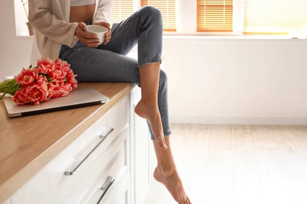 Barefoot Woman Cup Sitting Counter Kitchen — ストック写真