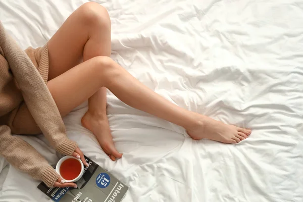 Barfüßige Frau Mit Tasse Tee Und Magazin Hause Bett — Stockfoto