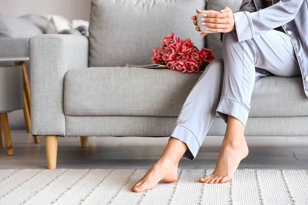 Wanita Bertelanjang Kaki Dengan Secangkir Teh Duduk Sofa Rumah — Stok Foto