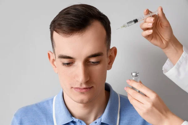 Ung Man Med Håravfall Problem Att Injektion Ljus Bakgrund — Stockfoto