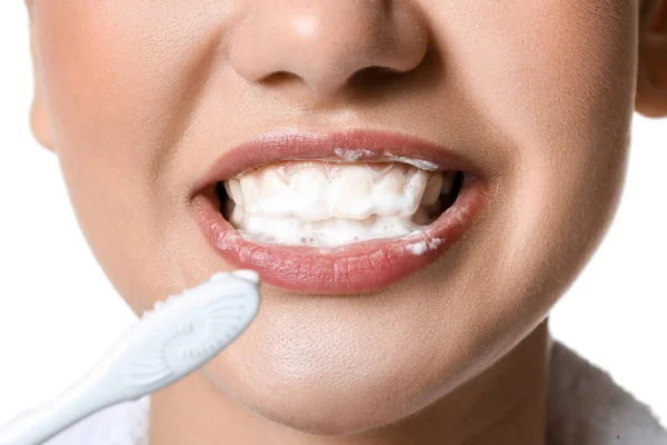 Wanita Muda Menggosok Gigi Dengan Pasta Pada Latar Belakang Putih — Stok Foto