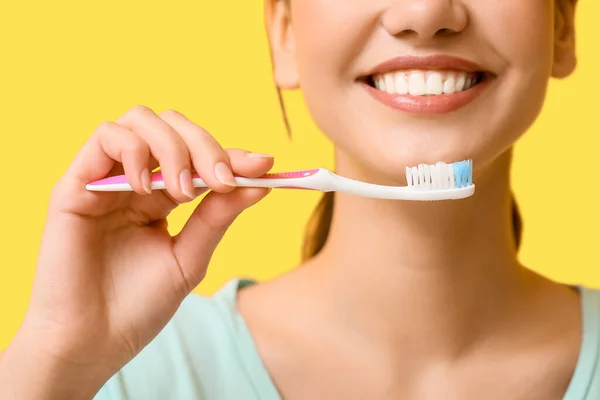Lächelnde Junge Frau Mit Zahnbürste Auf Gelbem Hintergrund Nahaufnahme — Stockfoto