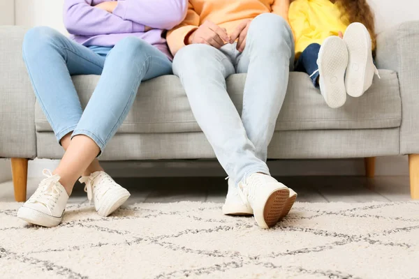 Young Family Sitting Couch Home — Stock Photo, Image