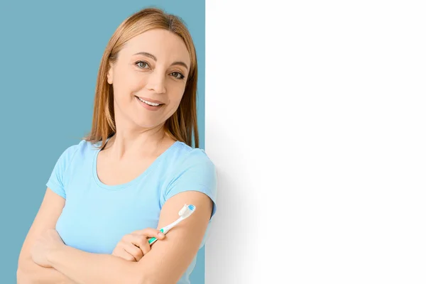 Mooie Volwassen Vrouw Met Tandenborstel Poster Blauwe Achtergrond — Stockfoto