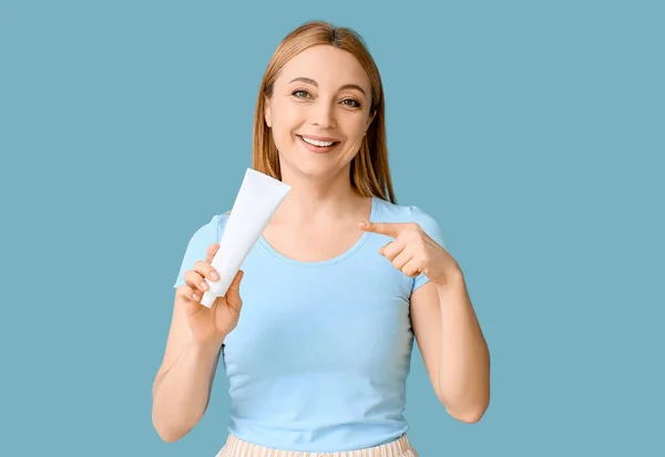 Schöne Reife Frau Mit Zahnpasta Auf Blauem Hintergrund — Stockfoto