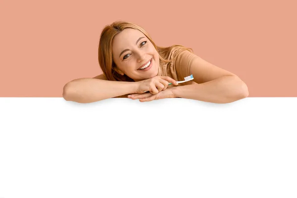 Schöne Reife Frau Mit Zahnbürste Und Poster Auf Farbigem Hintergrund — Stockfoto