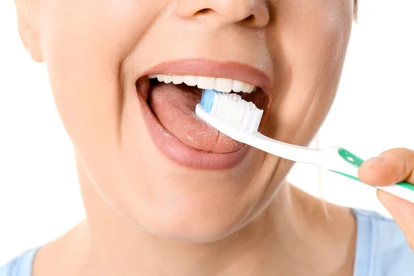 Wanita Dewasa Cantik Menyikat Gigi Pada Latar Belakang Putih Closeup — Stok Foto