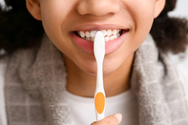 African American Teenage Girl Brushing Teeth Light Background Closeup — Stock Photo, Image