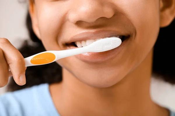 Afroameričanky Teen Dívka Čištění Zubů Koupelně Detailní Záběr — Stock fotografie