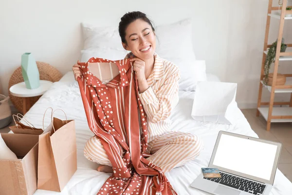 Mujer Joven Feliz Con Vestido Nuevo Casa Compras Online — Foto de Stock