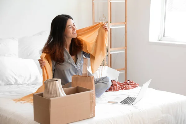 Mujer Joven Feliz Con Nuevas Compras Casa Compras Online — Foto de Stock