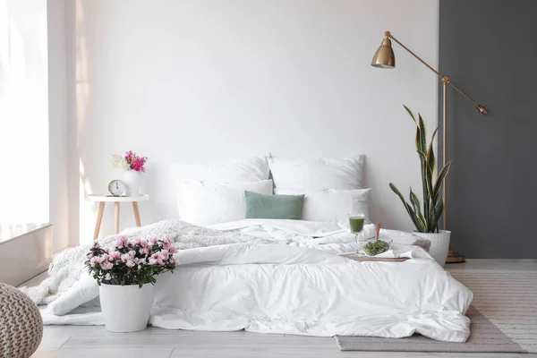 Interior Stylish Room Beautiful Flowers Breakfast Bed — Stock Photo, Image