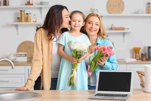 Young Woman Her Little Daughter Mother Flowers International Women Day — Stock Photo, Image