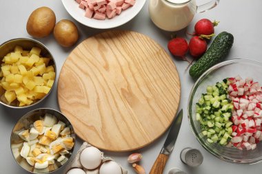 Gri arka planda lezzetli okroshka hazırlamak için gerekenler, yakın plan