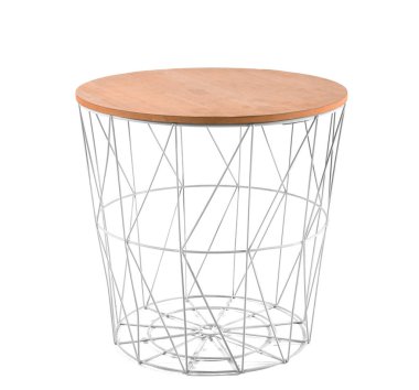 Beyaz arkaplanda küçük kahve masası