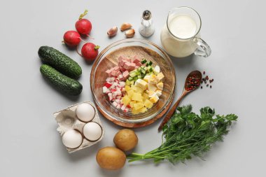 Gri arka planda lezzetli okroshka hazırlamak için gerekenler