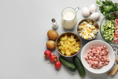 Gri arka planda lezzetli okroshka hazırlamak için gerekenler, yakın plan