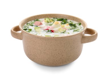 Beyaz arka planda lezzetli okroshka ile pişirme tenceresi