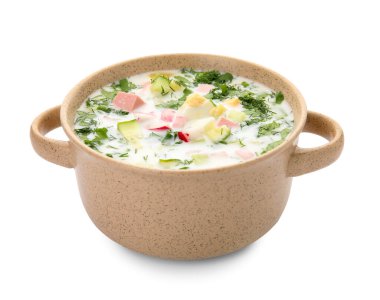 Beyaz arka planda izole edilmiş lezzetli okroshka otlu.