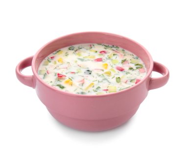 Beyaz arka planda lezzetli okroshka pişiriyorum.