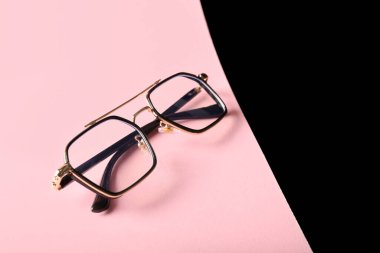 Renkli arkaplanda siyah gözlük