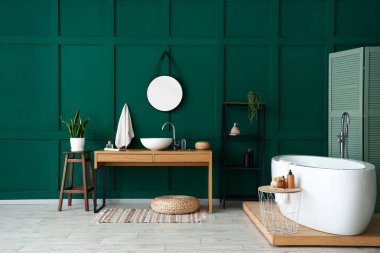 Lavabosu, raf ünitesi ve küveti olan şık bir oda.