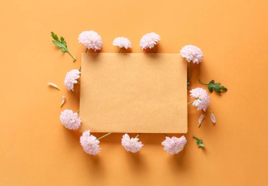 Renkli arkaplan üzerinde boş kart ve güzel kasımpatı çiçekleri olan kompozisyon