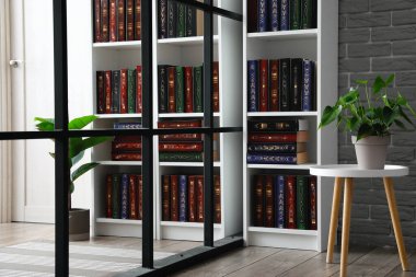 Ev kütüphanesinde kitapları olan raf ünitesi