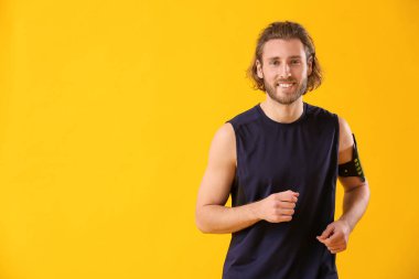 Renkli arka planda çalışan sporcu