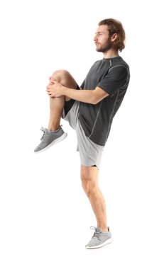 Beyaz arka planda esneyen sporcu adam