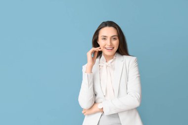 Mavi arka planda genç sekreterin portresi