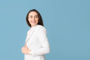 Mavi arka planda genç sekreterin portresi