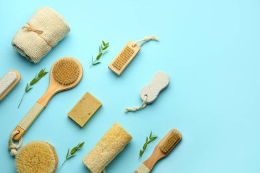 Okaliptüs dalları ve renk arkaplanı olan farklı banyo malzemeleri.