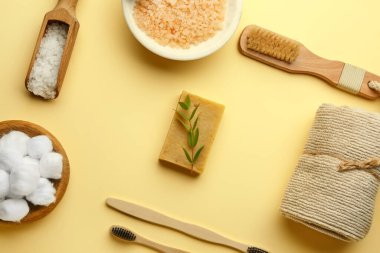 Renkli sabunlu banyo malzemeleri.