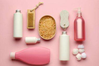 Renkli arka planda kozmetik ürünler ve banyo aksesuarları