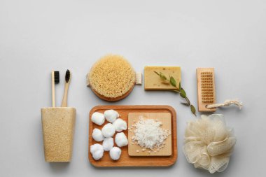 Hafif arka planda masaj fırçası olan banyo malzemeleri.