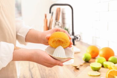 Mutfakta portakal suyu sıkan kadın, yakın plan.