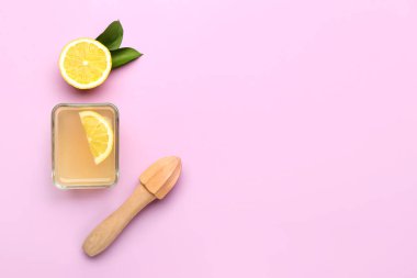 Renkli taze limon suyu ve ahşap sıkacağı olan kompozisyon